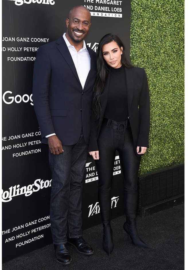 أطلت بالبليزر مع الكنزة السوداء بقصة الياقة العالية والبنطلون الأسود الضيق