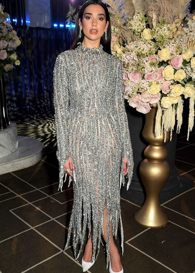 فستان فضي براق مع الشراريب الطويلة اختارتها Dua Lipa من دار Balenciaga