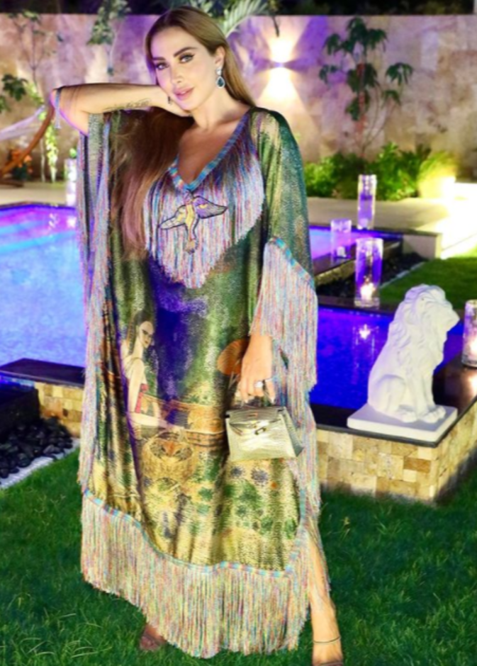 أطلت جويل ماردينيان بالقفطان المزيّن بالشراريب