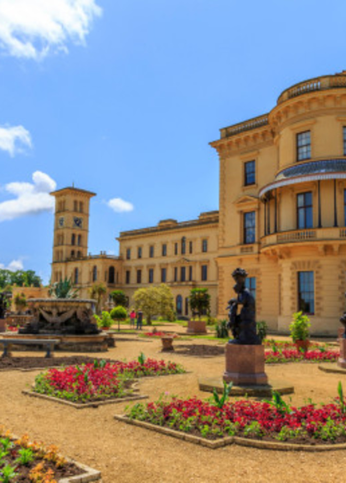 أين يقضي أفراد العائلة المالكة البريطانية إجازتهم على مر السنين؟