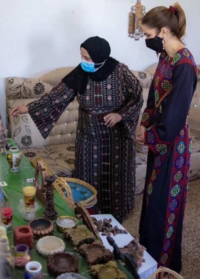 الملكة رانيا تزور جمعية اليسرى النسائية الخيرية في مادبا