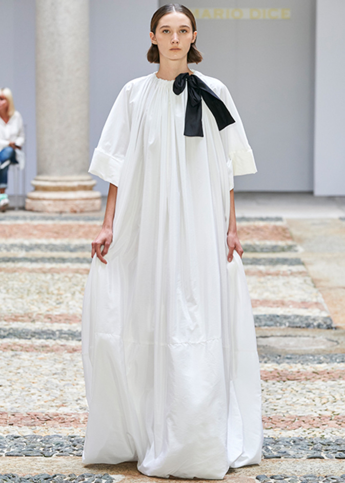 موديلات فساتين بيضاء مريحة مع الثنيات العريضة من وحي دار Mario Dice