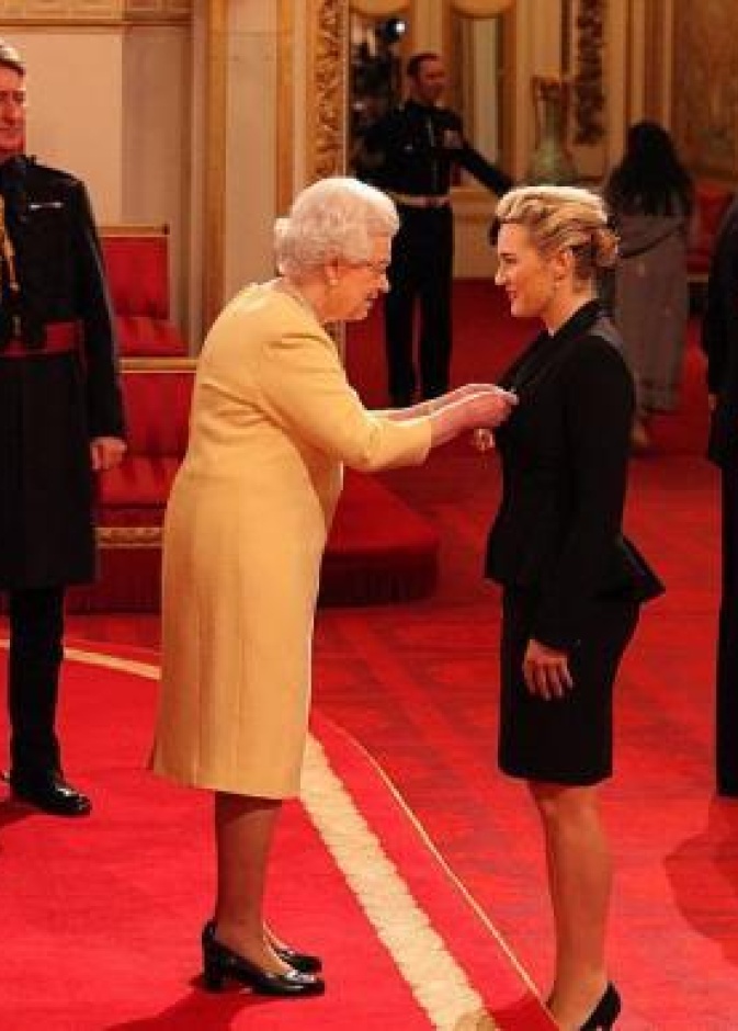 نجوم هوليوود في ضيافة العائلة المالكة البريطانية على مر السنين