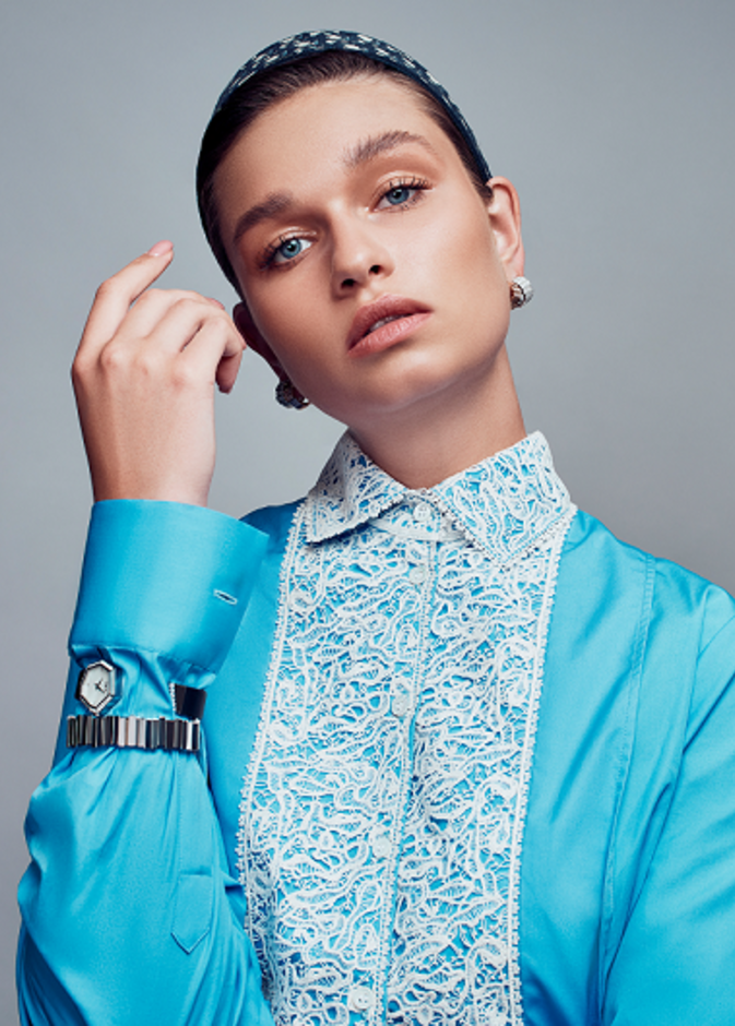 أقراط وسوار "جيم ديور" GEM DIOR من الذهب الأبيض والوردي والألماس. ساعة "جيم ديور" GEM DIOR من الفولاذ و بميناء من عرق اللؤلؤ الأسود مع سوار أسود من جلد التمساح. جميعها من دار "ديور" Dior للساعات والمجوهرات الفاخرة.