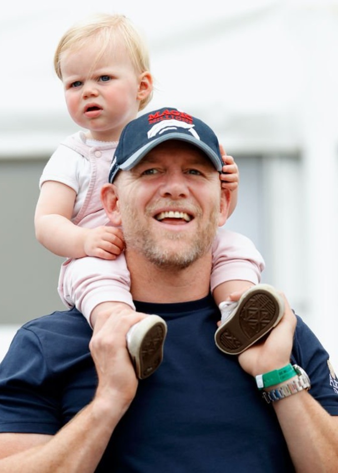 مايك تيندال يتولى مهام الاعتناء بطلفه لوكاس