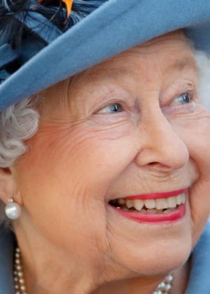  الملكة توقع رسائل الشكر بنفسها