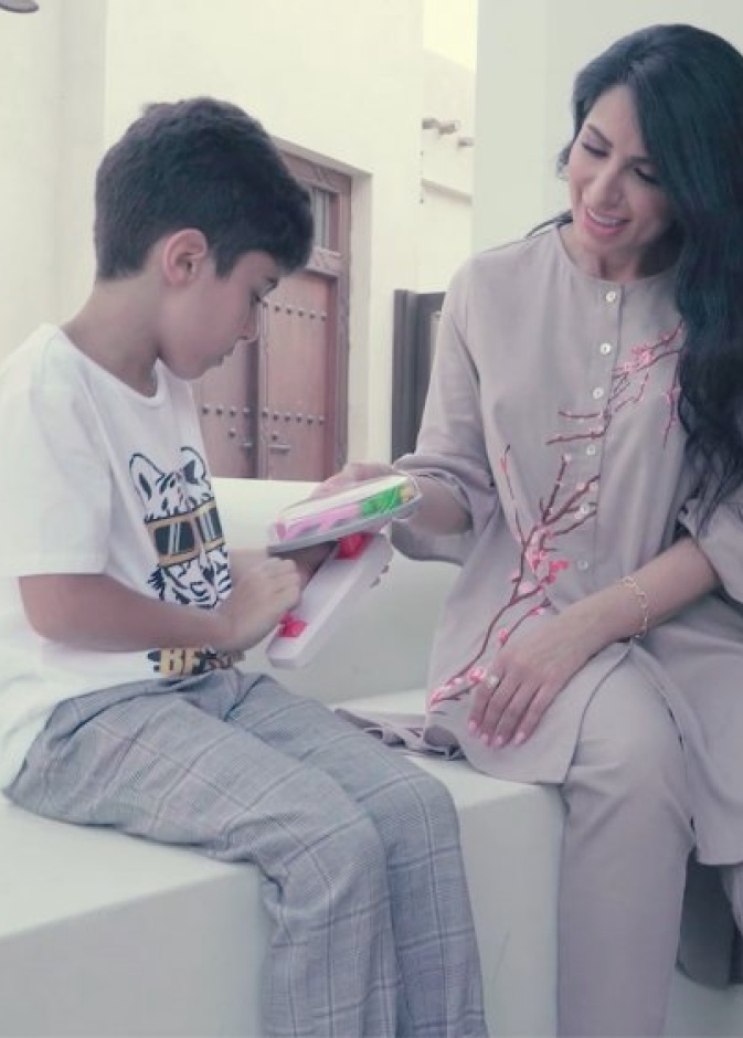 الإطلالة الأولى بفستان راقي مثالي للإطلالات الرمضانية