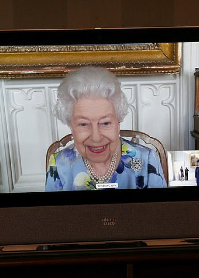 ملكة بريطانيا تظهر ببروش أهداه لها زوجها الراحل 