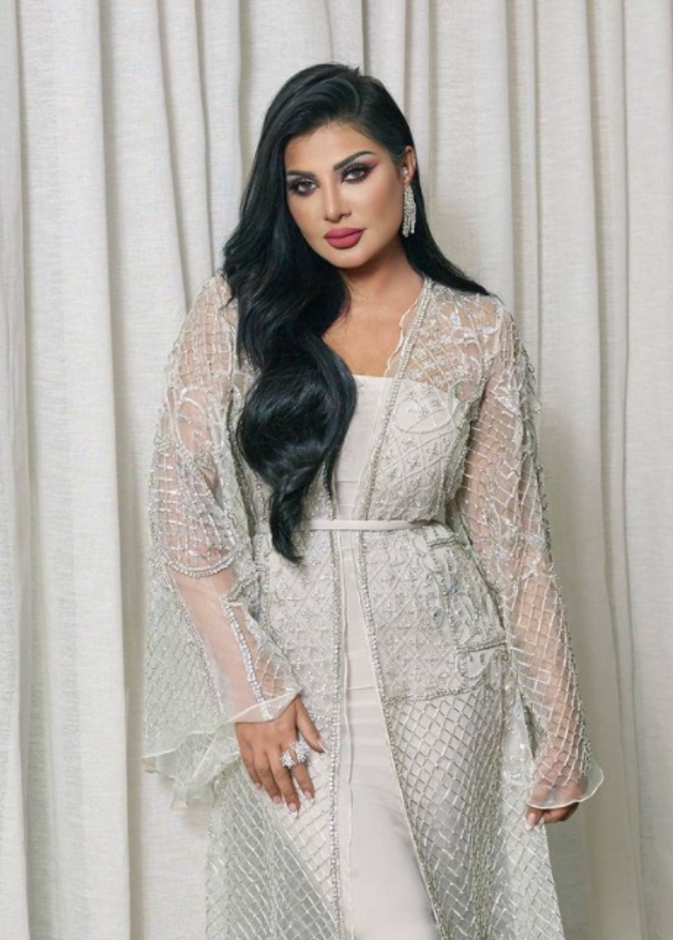 إستوحي من أمل العوضي إختيارها لتصميم ساحر حمل توقيع المصمم يوسف الجسمي