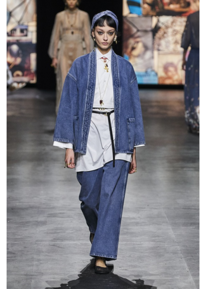 نسّقت ديور البنطلون الواسع القميص الطويل والجاكيت الدنيم