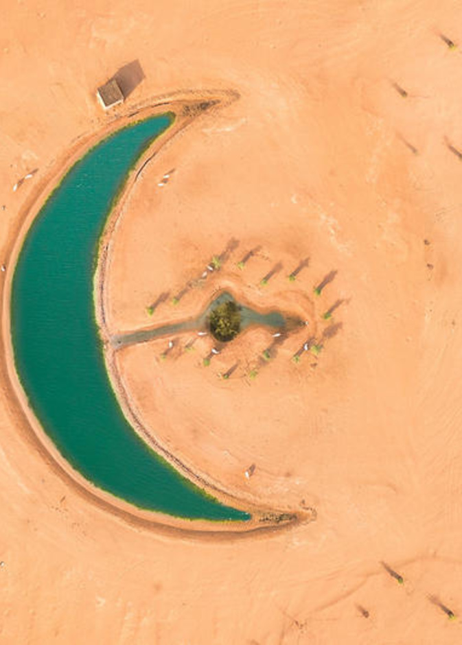 البحيرة الهلال في صحراء دبي تخطف الأضواء