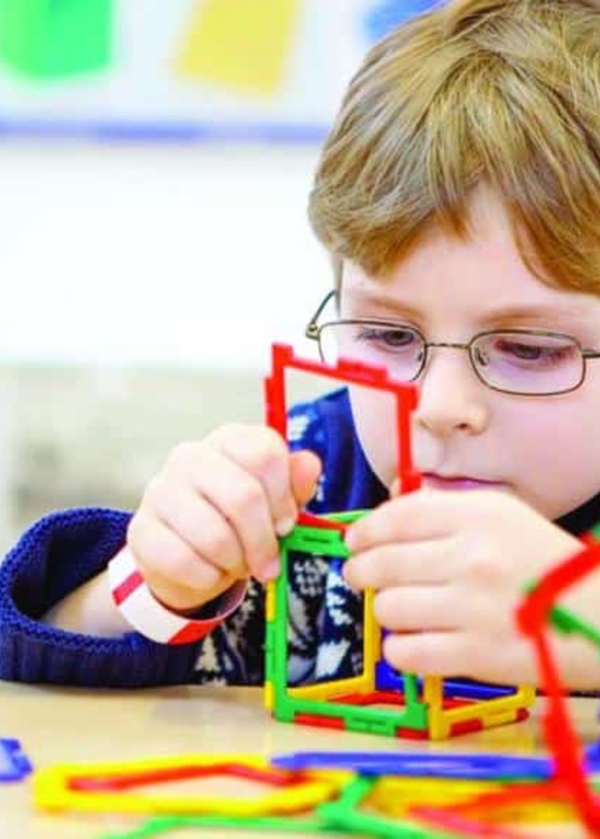 لماذا يصاب الذكور بالتوحد أكثر من الإناث