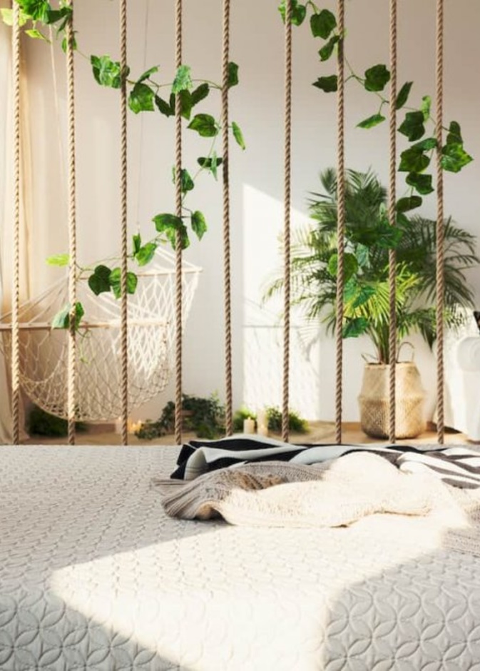 حاجر من الحبال البسيطة يفصل السرير عن باقي مساحة غرفة النوم