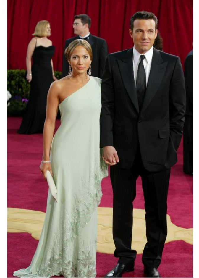 خطفت جي لو الأنظار في حفل الأوسكار عام 2003 بفستان فالينتينو