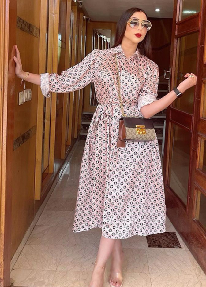 احدث اطلالات دنيا بطمة بفستان منقوش وواسع لاطلالات رمضان 2021