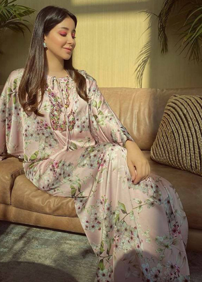 اجمل اطلالات اسيل عمران بموضة القفطان الحريري المطبع بالورود