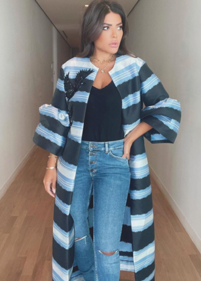  تألقت العنود البدر بالعباية الأنيقة من تصميم مرمر حليم مع البنطلون الدنيم الممزق