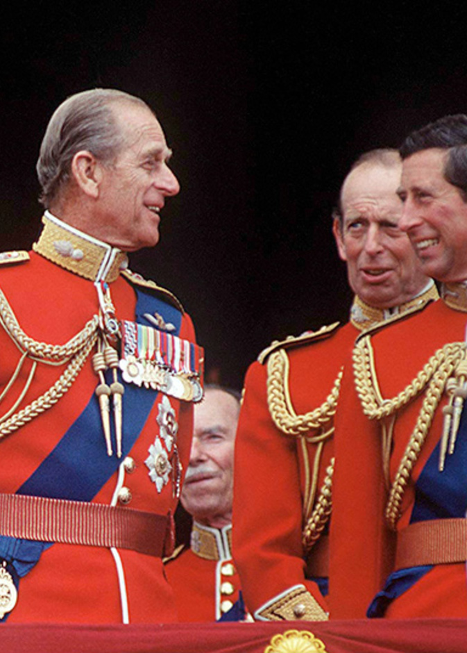 الأمير تشارلز ينشر صورة من الطفولة تجمعه بوالده الراحل