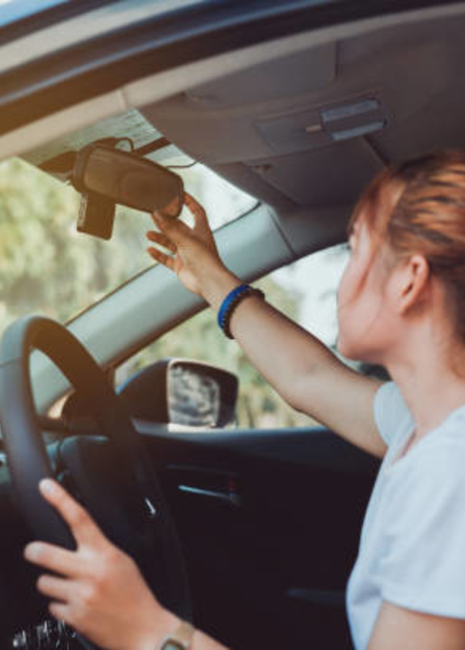  مرآة السيارة تساعد في قيادة آمنة