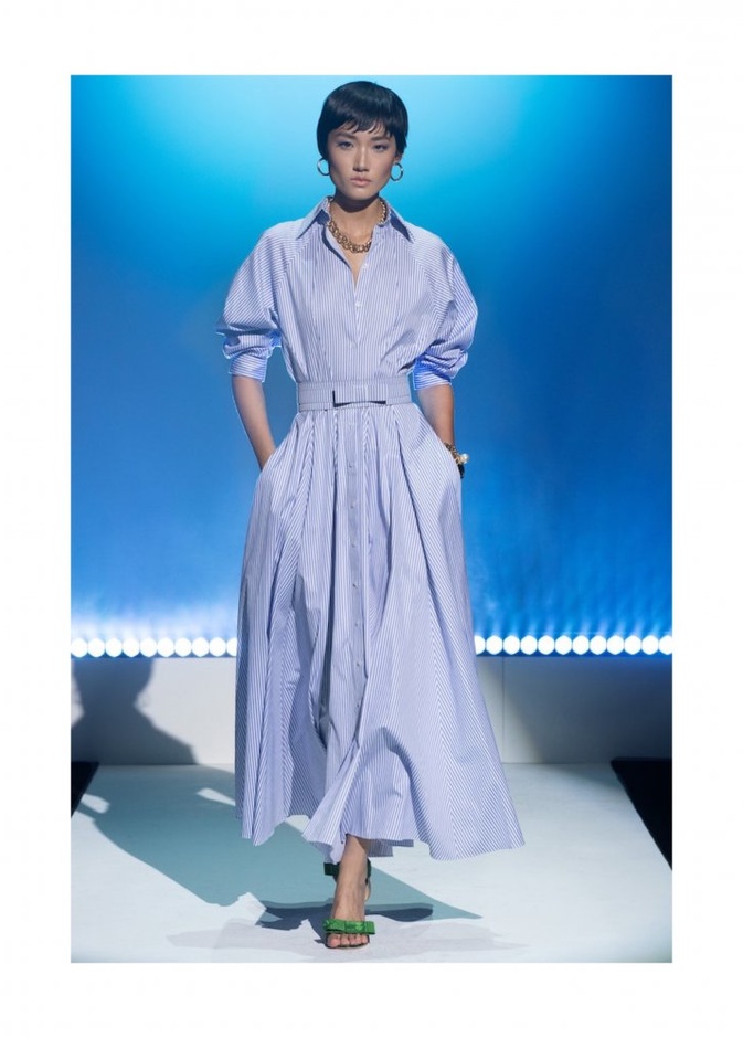 الأبيض الراقي بالبدلة الأنيقة مع القميص بتصميم من Alberta Ferretti 