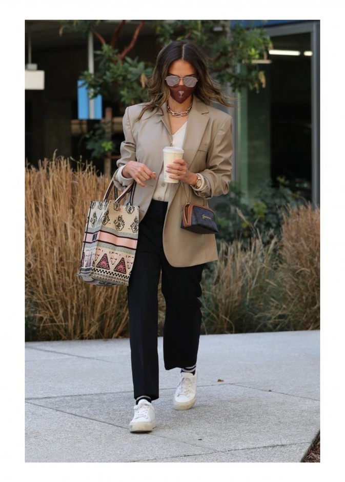 افكار تنسيق اطلالات صباحية شبابية وكاجوال على طريقة جيسيكا البا