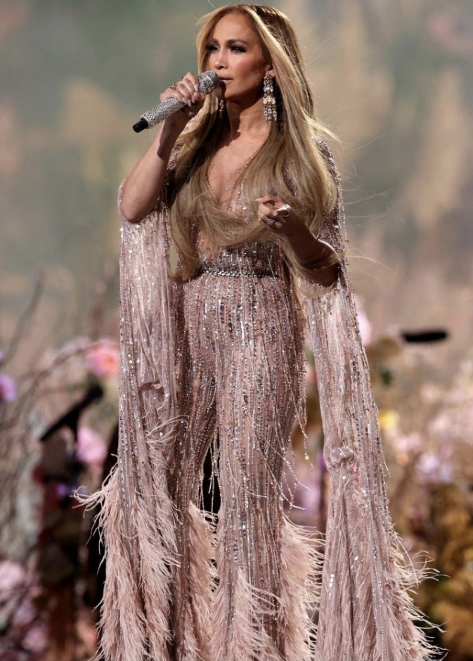 جينيفر لوبيز بإطلالة استثنائية من تصميم زهير مراد في حفل Global Citizen Vax Live Concert