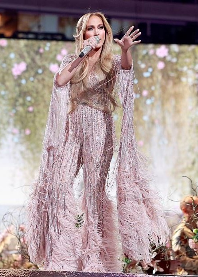 إطلالة جينيفر لوبيز على المسرح من توقيع زهير مراد من مجموعته لربيع وصيف 2021