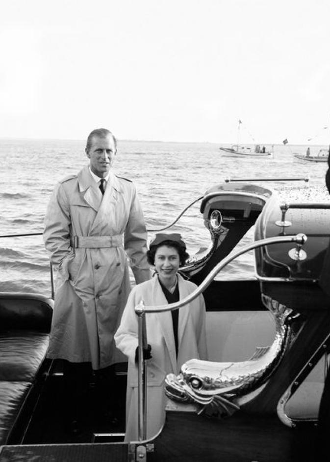 لقطة نادرة تجمع الملكة إليزابيث الثانية بزوجها الراحل قبل عيد زواجهما الـ 10