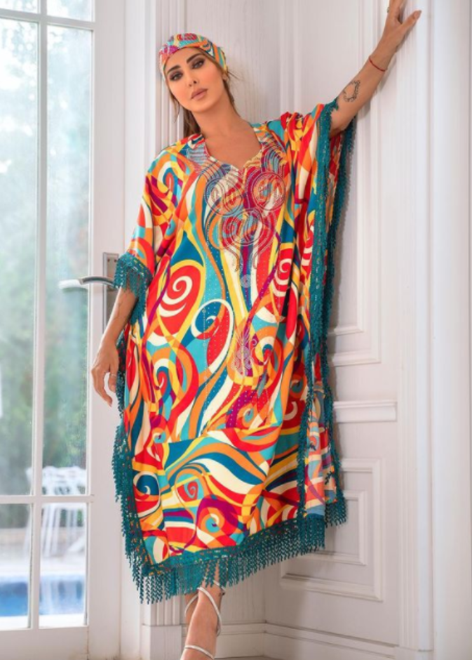 إختارت القفطان الملوّن والمزيّن بالشراريب باللون الأخضر