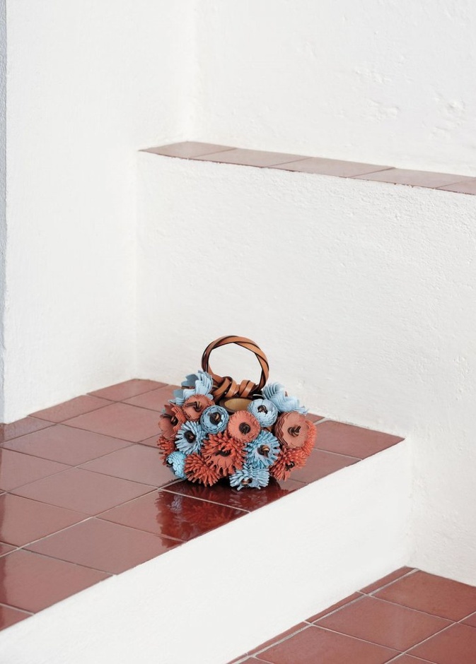 تشكيلة ويڤز من Loewe بالتعاون مع دار سوثزبيز