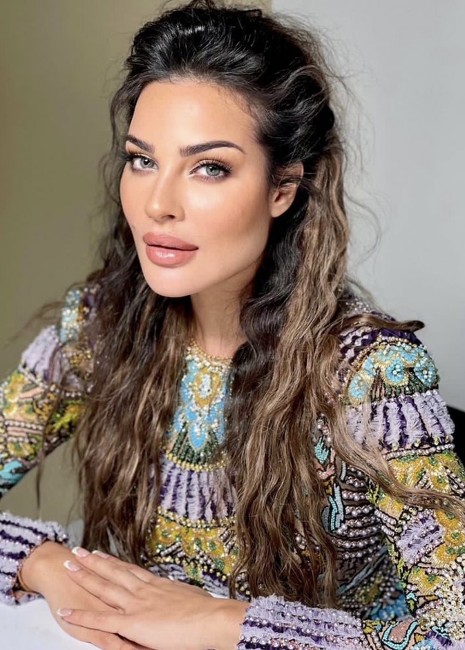 أحدث إطلالات نادين نسيب نجيم بطلة مسلسل 2020 الجمالية الأنثوية
