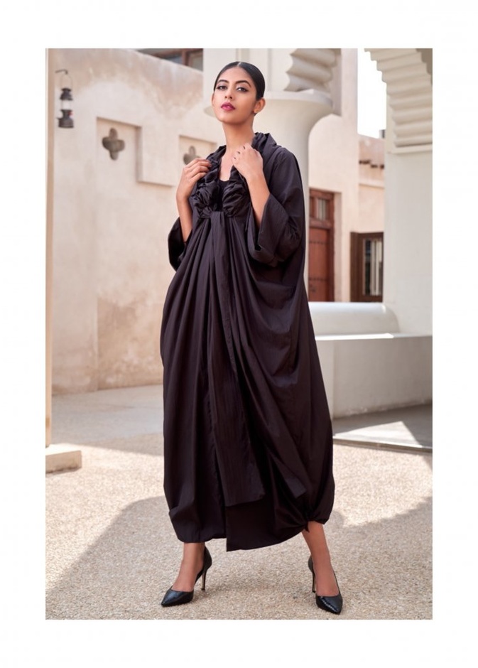 عباية سوداء شبابية مع الجيوب الكبيرة والمطرزة من تصميم  AMBER FEROZ