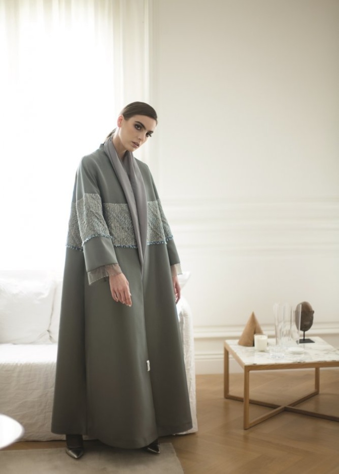 الإطلالة الأولى بعباية فاخرة باللون الأسود من “بيج” Beige 