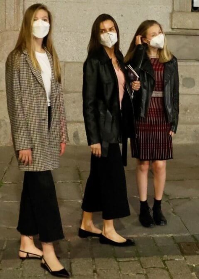 العائلة المالكة الإسبانية تشاهد عرض فني جديد في مسرح تياترو ريال