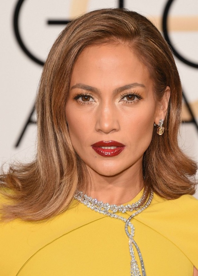 طريقة عمل مكياج عصري ناعم مع احمر الشفاه القوي Jennifer Lopez بأسلوب