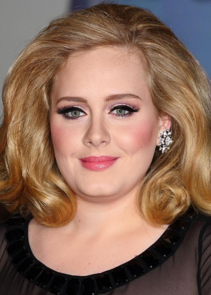  اطلالة أديل الفاتنة بأقراط من فان كليف أند أربلز Van Cleef & Arpels