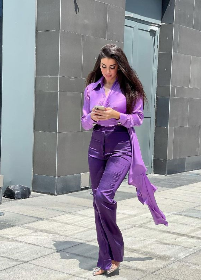 تألقت بالتوب الضيقة مع القماش المنسدل عند الطرف نسّقت معها البنطلون