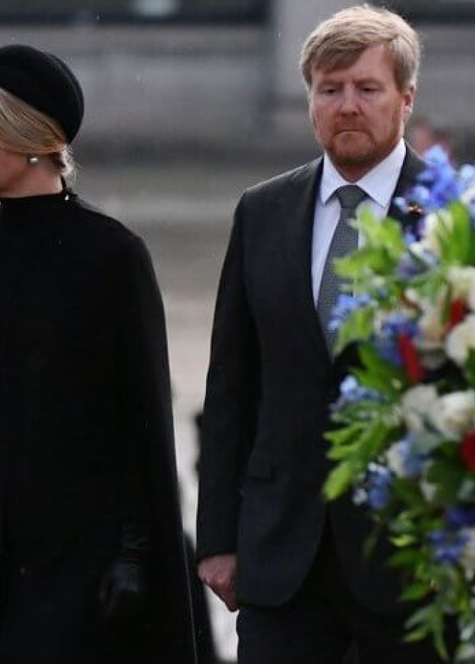  ملك وملكة هولندا ظهرا بملابس الحداد السوداء