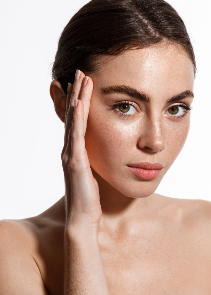 خلطة الثوم وزيت الزيتون تساعد في تكثيف الحواجب