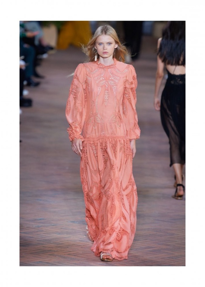 فستان باللون المشمشي مزيّن بتخريمات ناعمة من تصميم Alberta Ferretti 