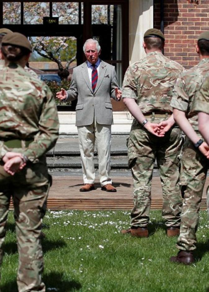  الأمير تشارلز يلتقى بأفراد من الحرس الويلزي في وندسور