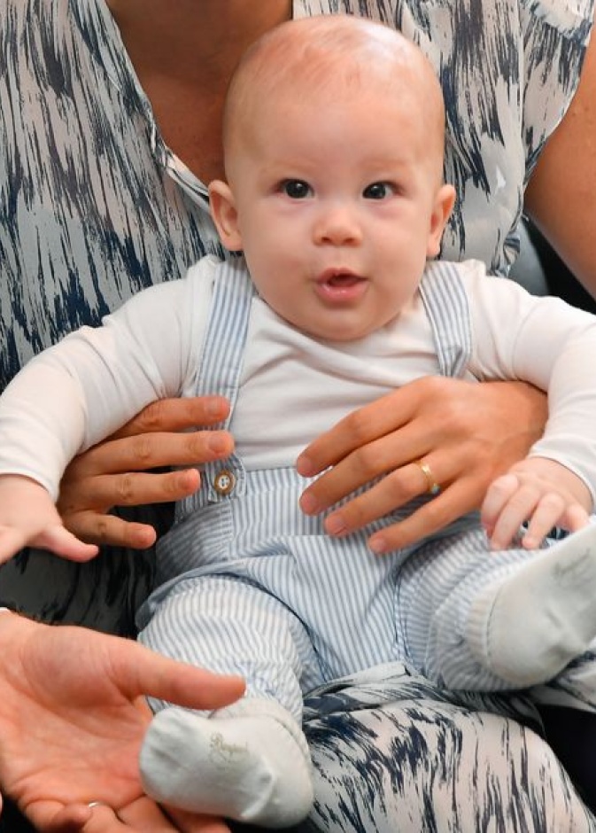 العائلة المالكة البريطانية تهنئ آرتشي بعيد ميلاده الثاني