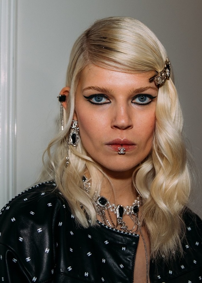  احدث صيحات جمالية من شانيل مع الايلاينر الاسود والتسريحات الويفي 2021