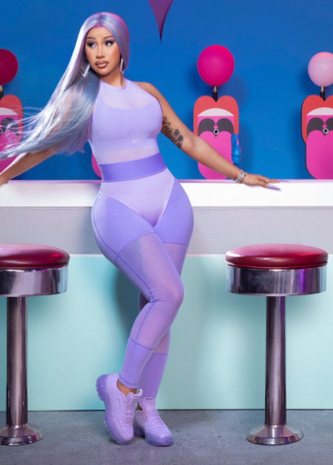 النجمة العالمية كاردي بي تطلق أولى مجموعات الملابس الخاصة بها بالشراكة مع Reebok