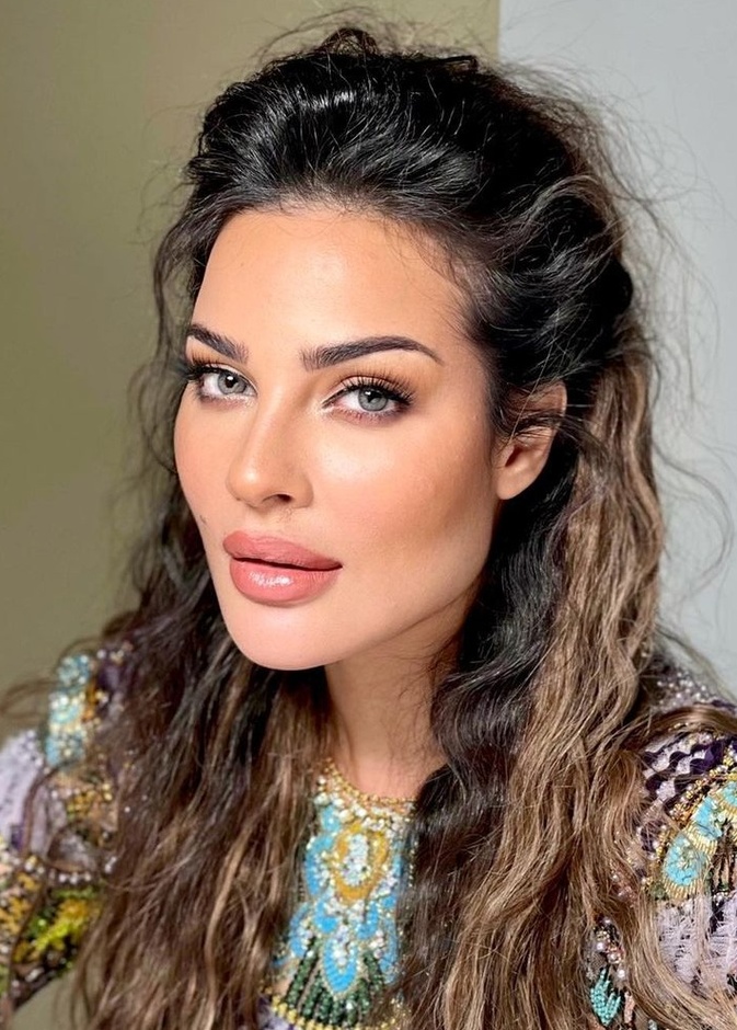 خطوات مكياج ناعم مستوحى من أحدث اطلالة لـ نادين نجيم 2021