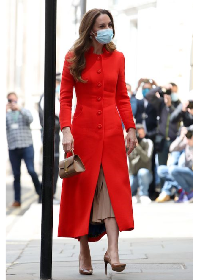 إختارت تحت المعطف تنورة ميدي بقماش الكسرات باللون البيج