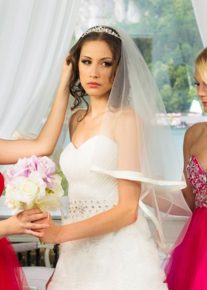 منع ارتداء صديقاتها أيضا لأي أزياء بيضاء