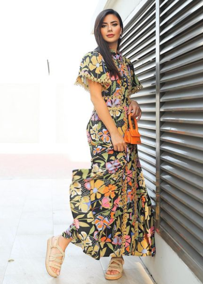 ديما الأسدي إعتمدت الفستان المنقوش ونسّقته بأسلوب شبابي وعصريّ