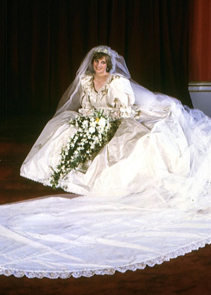 فستان الزفاف المبهر الذي ارتدته الأميرة الراحلة ديانا Princess Diana