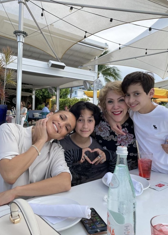 صورة عائلية لطيفة تجمع جينيفر لوبيز بوالدتها وأبنائها